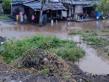 The water from the highway flowed directly into the village, ten families took refuge in the temple | महामार्गावरील पाणी थेट गावात शिरले, दहा कुंटूबियांनी घेतला मंदिराचा आसरा