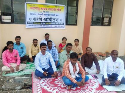 One day dharna agitation of Talathi Sangh at Devani and Renapur | देवणी आणि रेणापूर येथे तलाठी संघाचे एक दिवसीय धरणे आंदोलन