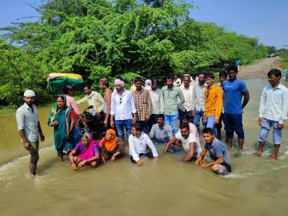 Increase the height of the bridge; The agitation of the villagers sitting in the flood of Falguni river | पुलाची उंची वाढवा; फाल्गुनी नदीच्या पुरात बसून ग्रामस्थांचे आंदोलन 