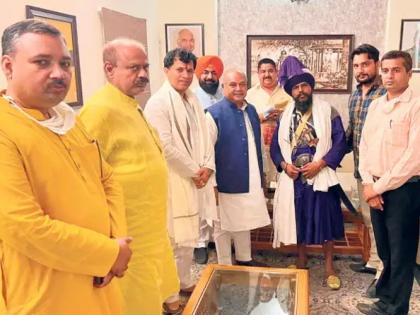 Farmer's Protest: Union Agriculture Minister Narendra Singh Tomar's photo with Nihang chief caused a stir, serious allegations against the government | Farmer's Protest: निहंग प्रमुखांसोबत केंद्रीय कृषिमंत्री Narendra Singh Tomar यांच्या फोटोमुळे खळबळ, सरकारवर झाले गंभीर आरोप