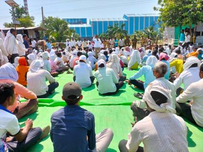 After a year, he did not get any money for sugarcane; The farmers stayed in the sugar factory | वर्ष झाले तरी उसाचे पैसे मिळेनात; शेतकऱ्यांनी मांडला साखर कारखान्यात ठिय्या