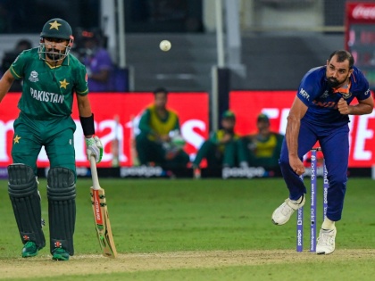 T20 World Cup 2021: Omar Abdullah slams the Indian team for not taking a stand for Mohammad Shami after abuse | T20 World Cup : पाकिस्तानकडून पराभवानंतर Mohammed Shamiवर खालच्या पातळीची टीका; Omar Abdullah यांची टीम इंडियावर टीका