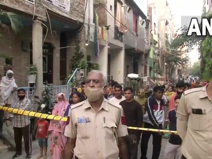 four person found dead after fire broke out in old seemapuri area of delhi | ...अन् हसतं खेळतं घर उद्ध्वस्त झालं! घराला आग लागून एकाच कुटुंबातील 4 जणांचा मृत्यू