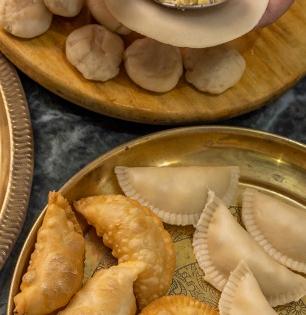 Karanji Recipe :  करंजा फुटतात, सारणात तेलं शिरतं? 'या' टिप्सनी घरीच बनवा ५ प्रकारच्या परफेक्ट खुसखुशीत करंजा
