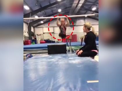 special abled 10 year old girl doing gymnast will blow your mind, video viral on social media | दोन्ही पाय नसलेल्या अवघ्या १० वर्षाच्या या चिमुकलीचे कर्तब पाहुन तुम्ही तोंडात बोटे घालाल...