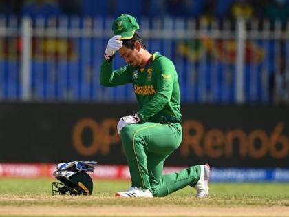 T20 World Cup, SA vs SL :  Video- Quinton de Kock takes knee ahead of the match against Sri Lanka; Sri Lanka all out for just 142  | T20 World Cup, SA vs SL : क्विंटन डी कॉकनं अखेर गुडघे टेकले; दक्षिण आफ्रिकेनं आजच्या सामन्यात श्रीलंकेला रडवले!