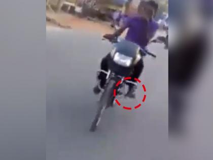 man turns bike into cycle desi jugaad video goes viral | पेट्रोलचे भाव गगनाला भिडले, पठ्ठ्याने लागलीच देसी जुगाड केला...बाईकलाच बनवली सायकल अन्