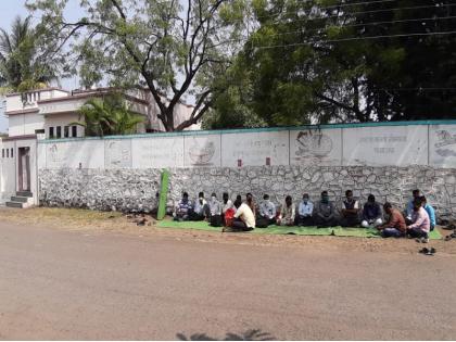 Teachers who are waiting for grant dharane agitaion on MLA Vikram Kale's door | शिक्षक आमदार विक्रम काळे यांच्या दारी अनुदानाच्या प्रतीक्षेतील शिक्षकांचे धरणे