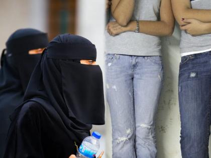 Crime News assam woman thrown out of shop for wearing jeans not burqa | संतापजनक! बुरख्याऐवजी जीन्स घातली म्हणून 'तिला' दुकानाबाहेर काढले; टोमणे मारले 