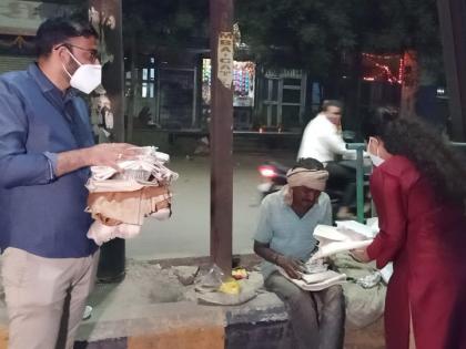 Jalgaon District Collector help poor people in diwali | निराधारांची दिवाळी! जळगाव जिल्हाधिकाऱ्यांची थंडीत कुडकुडणाऱ्यांना मायेची उब; गरजूंना केली मदत