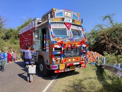 Punctured truck runs without driver, kills two including woman, horrific accident in Mandi district of Himachal Pradesh | पंक्चर झालेला ट्रक चालकाविना धावला, महिलेसह दोघांचा मृत्यू , हिमाचल प्रदेशमधील मंडी जिल्ह्यात भीषण अपघात