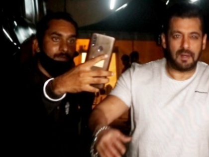 Salman Khan gets anger of fans, check why | चाहत्यामुळे वैतागला सलमान खान, जाणून घ्या नेमकं काय घडलं, Video Viral