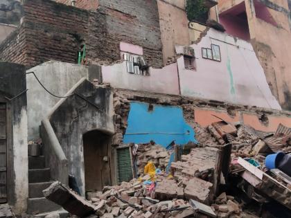 Building collapses in Jalgaon; 7 people rescued, old woman trapped | जळगावात इमारत कोसळली; ७ लोक बचावले, वृद्धा अडकली