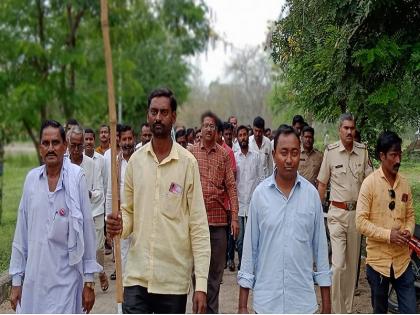 Farmer's self-immolation attempt for crop insurance; The disaster was averted due to the vigilance of the police | पीक विम्यासाठी शेतकऱ्याचा आत्मदहनाचा प्रयत्न; पोलिसांच्या सतर्कतेमुळे अनर्थ टळला