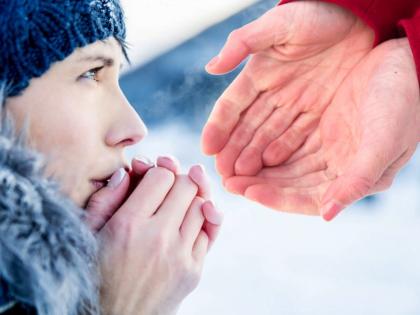 hand and feet cold in winter home remedies | थंडीत हातपाय सुन्न का होतात? जाणून घ्या यामागची धक्कादायक कारणं, अन् करा 'हे' उपाय वेळीच