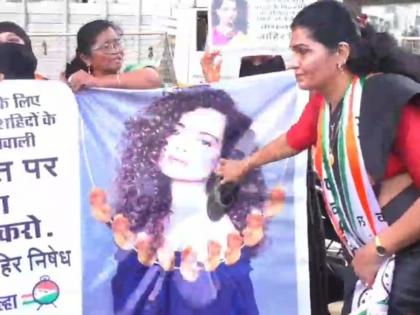 Jodo Maro Andolan of NCP women in Bhiwandi on the poster of Kangana Ranaut | कंगणा राणावत यांच्या पोस्टरला भिवंडीत राष्ट्रवादी महिलांचे जोडो मारो आंदोलन