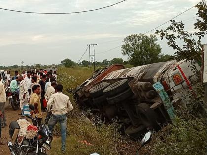 The tanker crashed into a moped as it lost control of the turn; Moped rider seriously injured | वळणावर नियंत्रण सुटल्याने टँकर मोपेडवर कोसळला; मोपेडस्वार गंभीर जखमी