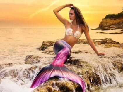 professional mermaid Felicia Flaherty wears costliest fins | ही आहे अशी जलपरी जिच्या शेपटीची किंमत ऐकुन तुम्हाला बसेल धक्का, म्हणाल यापेक्षा सोनं स्वस्त