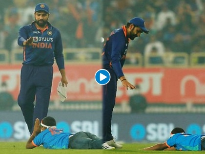 IND vs NZ, 2nd T20I : Rohit Sharma fan breaches security in Ranchi to touch Indian skipper’s feet, Video | IND vs NZ, 2nd T20I : रोहित शर्मासाठी चाहत्यानं सुरक्षारक्षकांना चकवलं, बायो-बबल नियम मोडून पोहोचला मैदानावर, Video