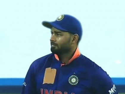 IND vs NZ, 2nd T20I : THIS is why Rishabh Pant had a tape on his jersey during 2nd T20I clash in Ranchi | IND vs NZ, 2nd T20I : रिषभ पंतला जर्सीवर लावावी लागली चिकटपट्टी; जाणून घ्या त्यामागचं कारण 