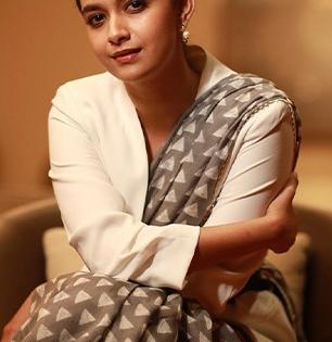 थंडीत लग्नाला मस्त साडी नेसून जाता, पण थंडी वाजते म्हणून शाल-स्वेटर लागते? 'अशी' नेसा साडी