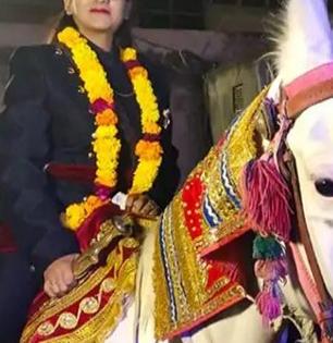बाबौ! नवरा राहिला बाजूला अन् शेरवानी घालून नवरीच घोड्यावर चढली: समानतेचा संदेश पाहून लोक म्हणाले...