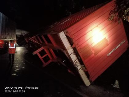 Traffic jam on Ghodbunder Road due to tempo accident in Thane | ठाण्यात टेम्पो अपघातामुळे घोडबंदर रोडवर वाहतूक कोंडी