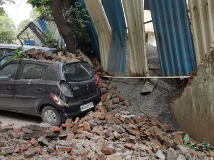 55 feet wall collapses in Thane; Damage to seven bikes including 4 cars | ठाण्यात ५५ फूट भिंत कोसळली; ४ कारसह सात दुचाकींचे नुकसान