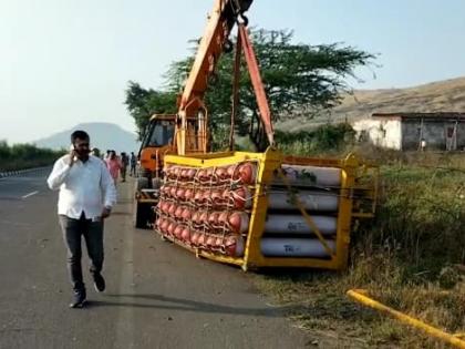 Nashik-Pune highway Accident of CNG gas transport tempo | नाशिक-पुणे महामार्गावर सी.एन.जी. गॅस वाहतूक करणारा टेम्पो उलटला