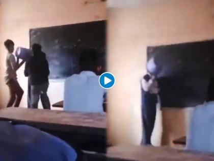 group of students harass hindi teacher in karnataka video goes viral | संतापजनक! विद्यार्थ्यांनी शिक्षकाच्या डोक्यात टाकला कचऱ्याचा डब्बा पण तरीही गुरुंनी निभावलं कर्तव्य