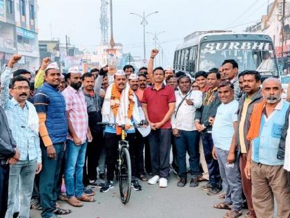 Bicycle journey of Mukhed to Mumbai Vidhan Bhavan by teacher for old pension scheme | जुनी पेन्शन योजनेसाठी मुखेड ते मुंबई विधानभवन शिक्षकाचा सायकलने प्रवास