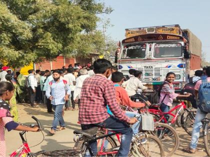 A student on his way home on a bicycle was crushed by a truck | सायकलवरून घरी जाणाऱ्या विद्यार्थ्याला भरधाव ट्रकने चिरडले