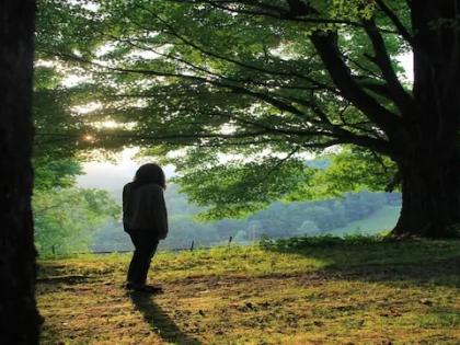 woman who married tree says they are still happy afterthree years of marriage | ऐकावं ते नवलच! 'ती' चक्क झाडाच्या प्रेमात पडली अन् लग्नगाठही बांधली, आनंदात जगतेय आयुष्य