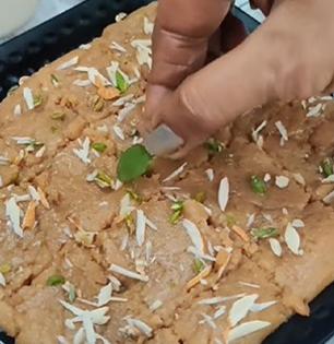 Barfi with desi ghee and parle g : कमाल! १० रूपयांचे पारले-जी अन् साजूक तूप वापरून केली स्वादिष्ट, चवदार बर्फी, पाहा व्हिडीओ