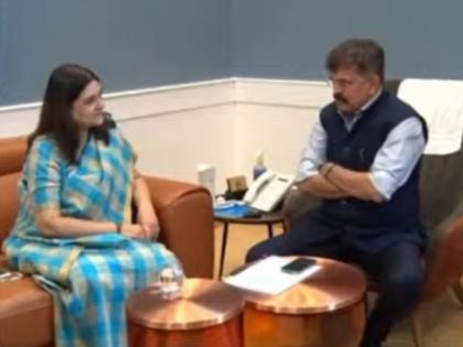 Big events; Meeting of BJP leader Maneka Gandhi Jitendra Awhad, political discussions abound | मोठी घडामोड; भाजपा नेत्या मनेका गांधी जितेंद्र आव्हाड यांच्या भेटीला, राजकीय चर्चांना उधाण 