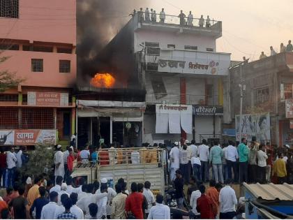 a fire in the furniture shop at Wadvani, there is van but no fire brigade | फर्निचर दुकानात आगीचे तांडव, अग्मिशमन गाडी आहे पण कर्मचारीच नसल्याने नागरिक हतबल