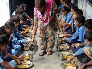 dead lizard found in midday meal at karnataka school 80 students fall sick | निष्काळजीपणाचा कळस! शाळेतील मध्यान्ह भोजनात सापडली मेलेली पाल, 80 मुलं पडली आजारी 