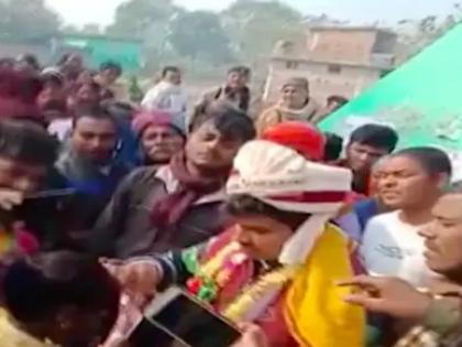 Crime News bihar villager forcibly marry off couples in chhapra | बाबो! ख्रिसमससाठी 'तो' गर्लफ्रेंडला भेटायला गेला पण गावकऱ्यांनी धडा शिकवला; लावून दिलं लग्न