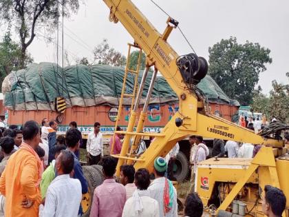 Horrific truck-travel accident in Hingoli; 4 killed on the spot, 20 injured | हिंगोलीत कंटेनर-ट्रॅव्हलचा भीषण अपघात; ४ प्रवासी जागीच ठार, २४ जखमी