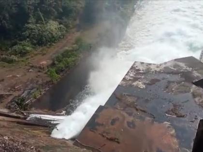 Success of Water Resources Department in closing the gate of Radhanagari Dam, Kolapurkars breathed a sigh of relief | राधानगरी धरणाचा दरवाजा बंद करण्यात जलसंपदा विभागाला यश, कोल्हापूरकरांनी घेतला सुटकेचा निश्वास 