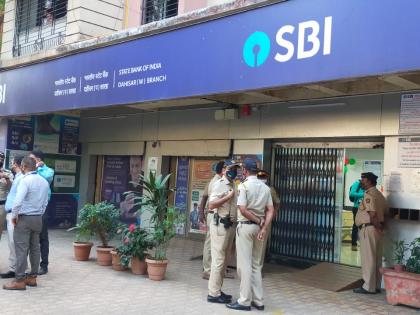 Police team rushed to the spot after firing on SBI Bank in Dahisar | खळबळजनक! SBI बँकेवर दिवसाढवळ्या गोळीबार, एका कर्मचाऱ्याचा मृत्यू