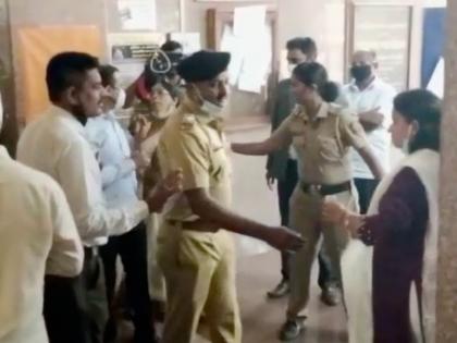 Sindhudurg Districk Bank Election: Satish Sawant threatens BJP women candidate Pradnya Dhawan in front of police video | Sindhudurg Districk Bank Election: 'दात फोडून टाकेन'; सतीश सावंत यांची भाजपाच्या महिला उमेदवाराला पोलिसांसमोर धमकी