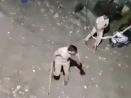 on Thirtyfirst on street youth come and create panic situation, police beatings in ulhasnagar | थर्टीफर्स्टला रस्त्यावर तरुण-तरुणीचा धिंगाणा, पोलिसांनी चोप दिल्याचा व्हिडीओ व्हायरल