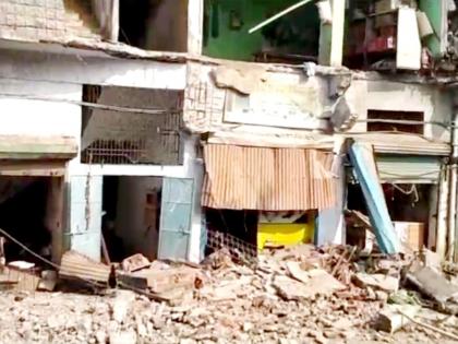 A pedestrian was killed when the gallery of a building collapsed at Khoni in Bhiwandi | भिवंडीतील खोणी येथे इमारतीची गॅलरी कोसळून एक पादचारी ठार 