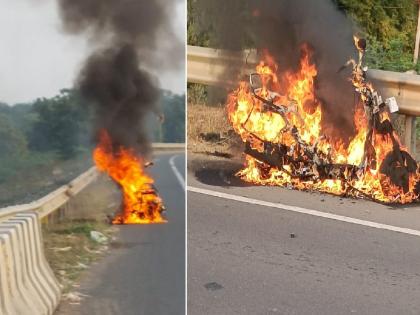 Thrilling! The running moped suddenly took fire; The young man survived briefly | थरारक ! धावत्या मोपेडने अचानक पेट घेतला; तरुण थोडक्यात बचावला