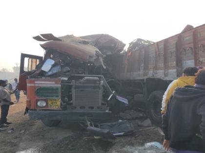 Fog leads accident; The crane used to remove the wrecked bus-truck, killing four, including the conductor | धुक्याने केला घात; चक्काचूर झालेल्या बस-ट्रकला क्रेनने हटवले, वाहकासह चौघे ठार