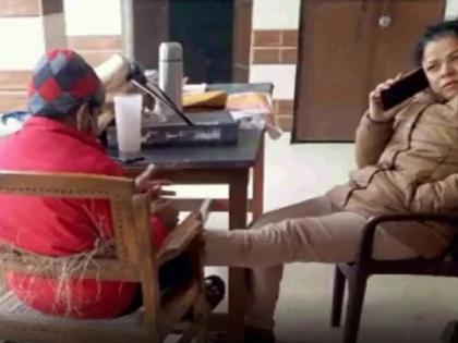 Feet pressed on duty of lady police inspector, action taken that will not be forgotten | महिला इन्स्पेक्टरची दादागिरी! ऑन ड्यूटी दाबून घेतले पाय, अशी कारवाई झाली की जन्माची अद्दल घडली