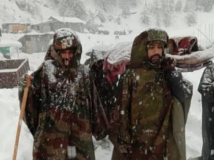 Video indian army rescue pregnant woman reach hospital amid heavy snowfall in jammu kashmir | कडक सॅल्यूट! जोरदार बर्फवृष्टीत गर्भवती महिलेच्या मदतीसाठी जवानांची 6.5 किमीची पायपीट