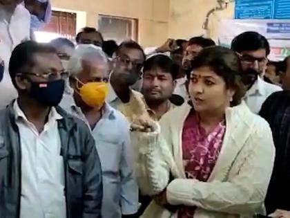 BJP MLA Shweta Mahale scolded the bank manager | '...अन्यथा फटके देऊन सरळ करेन', शेतकऱ्यांच्या प्रश्नावरून भाजपा आमदार श्वेता महालेंनी बँक व्यवस्थापकाला खडसावले