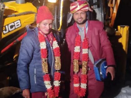 himachal sirmaur heavy snowfall road closed groom took jcb machine reached pick up bride | नाद खुळा! ना घोडा, ना कार थेट JCB वरून नवरदेव घेऊन आला वरात; एका लग्नाची भन्नाट गोष्ट